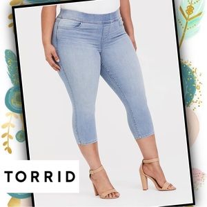 TORRID Light Wash Lean Jean Crop #T572crj5G